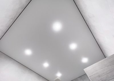 Натяжной потолок в ванной