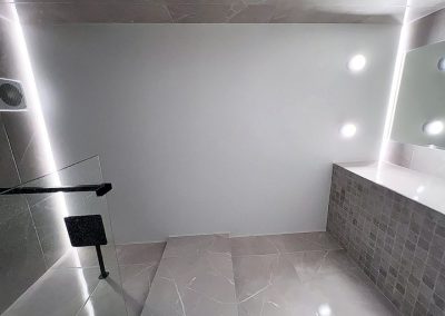 Натяжной потолок в ванную