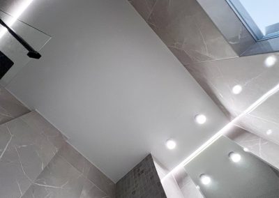 Натяжной потолок в ванную