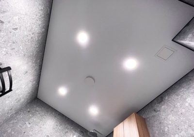 Натяжной потолок в ванную