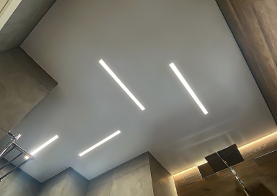 Натяжной потолок со световыми линиями