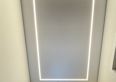 Натяжной потолок со световыми линиями