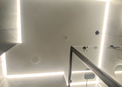 Парящий натяжной потолок в ванне