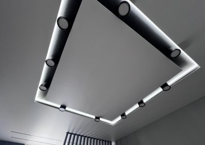 Натяжной потолок со спотовыми светильниками