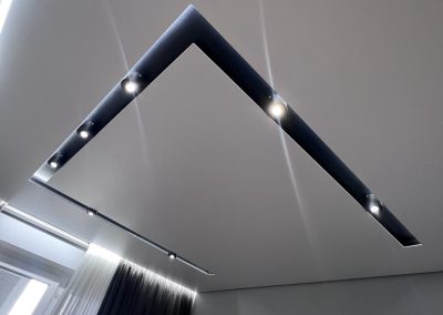 Натяжной потолок со спотовыми светильниками