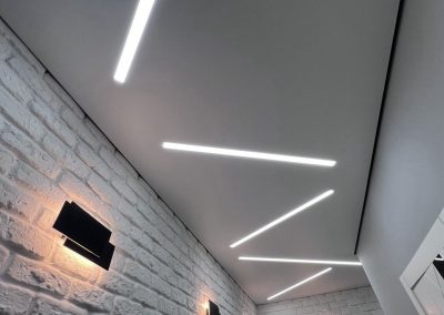 Натяжной потолок со световыми линиями