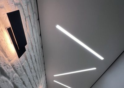 Натяжной потолок в коридор со световыми линиями