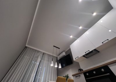 Натяжной потолок на кухне