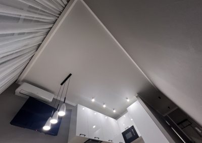 Натяжной потолок на кухне