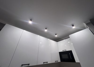 Натяжной потолок с точечными светильниками на кухне