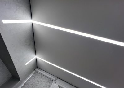 Натяжной потолок со световыми линиями