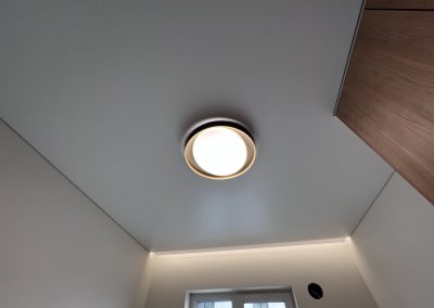 Натяжной потолок в жилой комнате