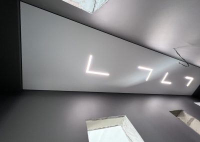 Натяжной потолок со световыми линиями