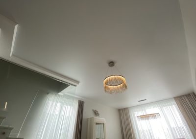 Натяжной потолок с люстрой