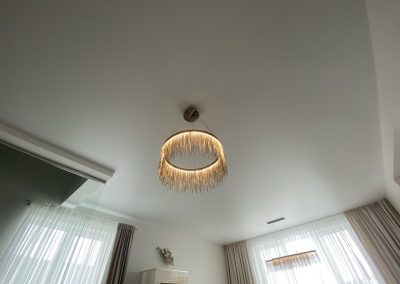 Натяжной потолок с люстрой