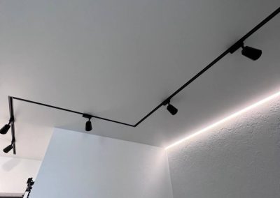 Натяжной потолок с трековыми светильниками
