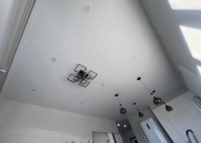 Натяжной потолок с точечными светильниками