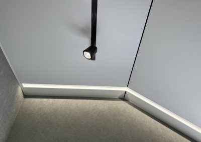 Натяжной потолок на мансарде со скрытым карнизом