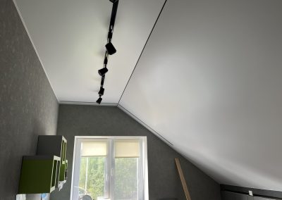 Натяжной потолок на мансарду