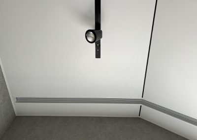 Натяжной потолок на мансарде со скрытым карнизом