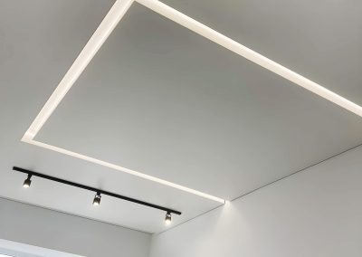 Натяжной потолок со световыми линиями