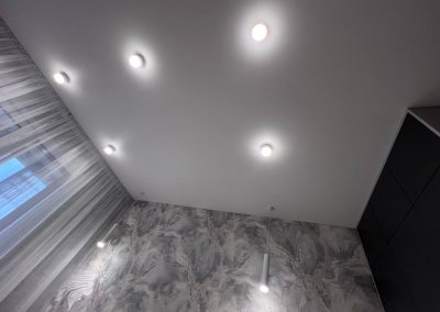 Натяжной потолок со скрытым карнизом