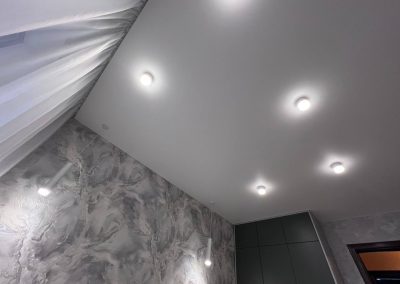 Натяжной потолок с точечными светильниками