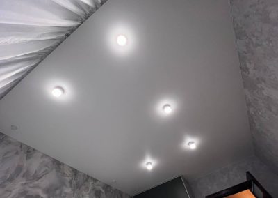 Натяжной потолок со скрытым карнизом