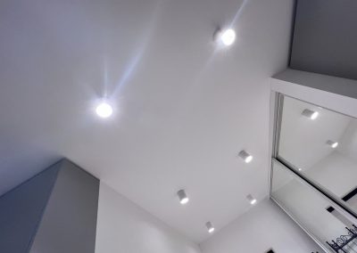 Натяжной потолок с точечными светильниками