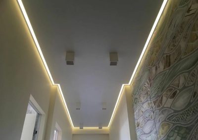 Контурная подсветка в коридоре