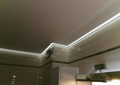 Контурный натяжной потолок на кухне