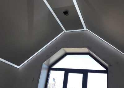 Контурный натяжной потолок на мансарде