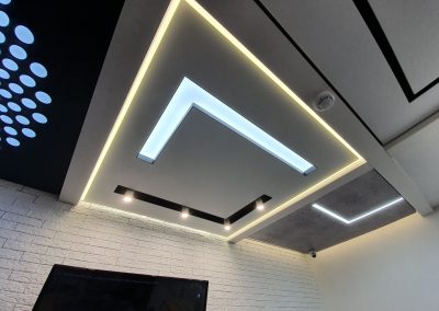 Контурный натяжной потолок с зонированием