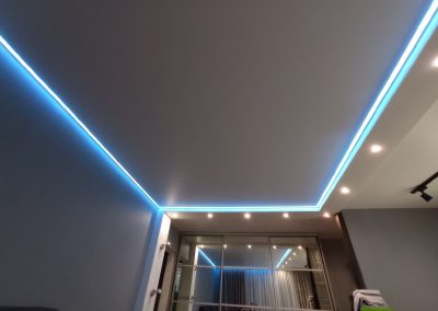 Контурный натяжной потолок в комнате