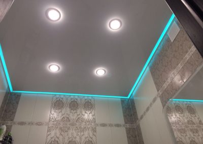 Контурный натяжной потолок в ванной