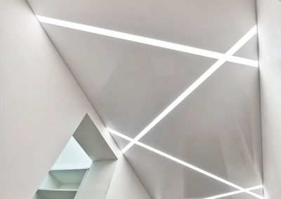 Глянцевый натяжной потолок