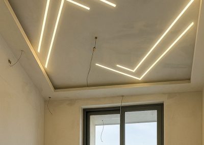 Глянцевый натяжной потолок