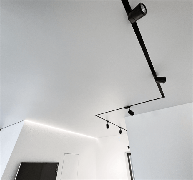 Натяжные потолки с трековым освещением