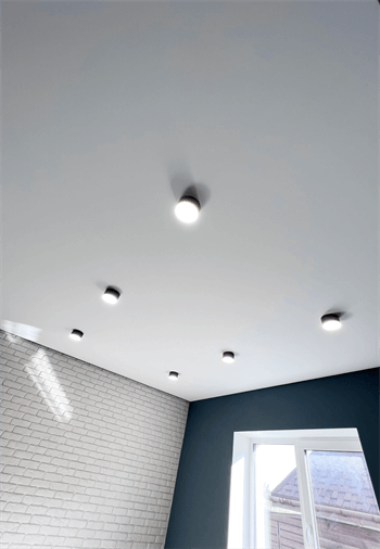 Белый тканевый натяжной потолок со светильниками-спотами