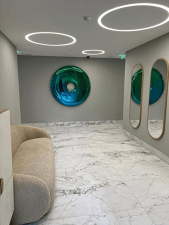 Световые линии в форме круга в холле офиса