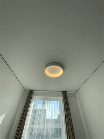 Cатиновый натяжной потолок с теневым профилем<