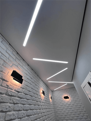 Белый матовый натяжной потолок с парящими линиями