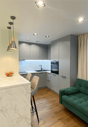 Белый сатиновый натяжной потолок на кухне