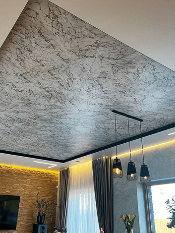Натяжной потолок в гостиной в стиле лофт с различным освещением