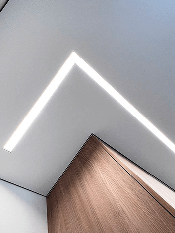 Натяжной потолок в спальне с нишей Slott