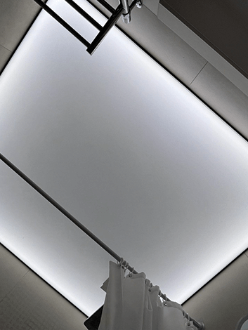 Светопрозрачный потолок с подсветкой за полотном в ванной