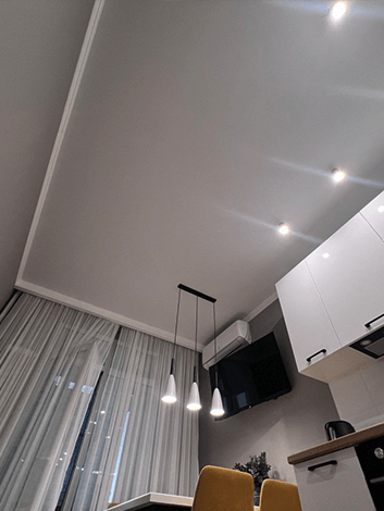 Матовый натяжной потолок с широким плинтусом на кухне